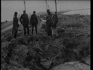 "Ein Bombentrichter unseren Stukas." (Allik: Deutsche Wochenrundschau/Eesti Filmiarhiiv)