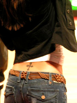 http://2.bp.blogspot.com/_QYaKQV3DquA/Sgv1CsTCD0I/AAAAAAAACkM/R4_U6ccQ_yg/s400/Eva-Longoria-back-tattoo.jpg