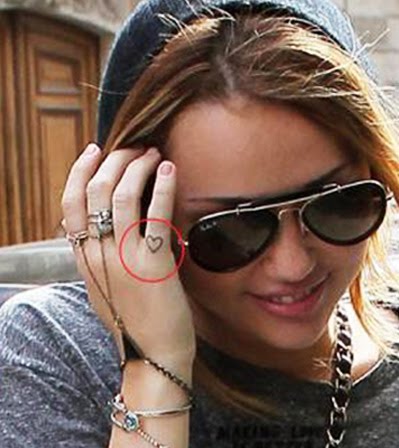 Celebtity Tattoos on Celebrity Miley Cyrus Finger Tattoo Design   Tattoo Designs