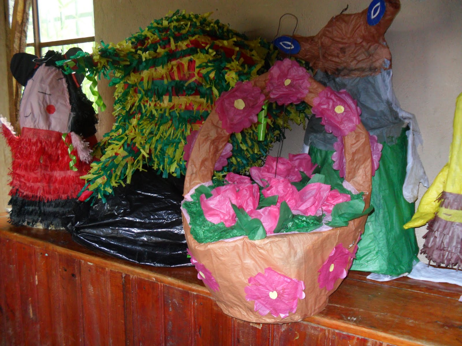 SAN CRISTÓBAL VERAPAZ: JOVENES DEL INEB ELABORAN PIÑATAS DE MATERIAL