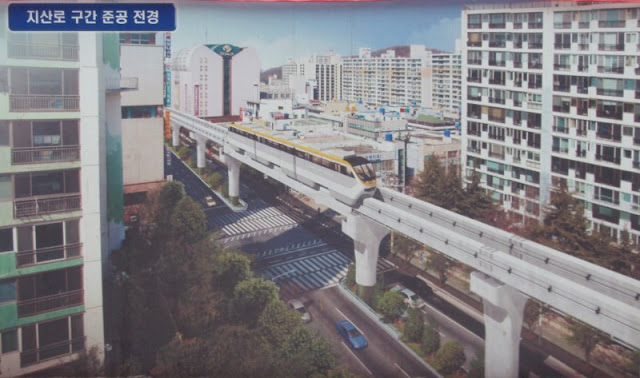 Un metro pasando por el monorraíl de Daegu