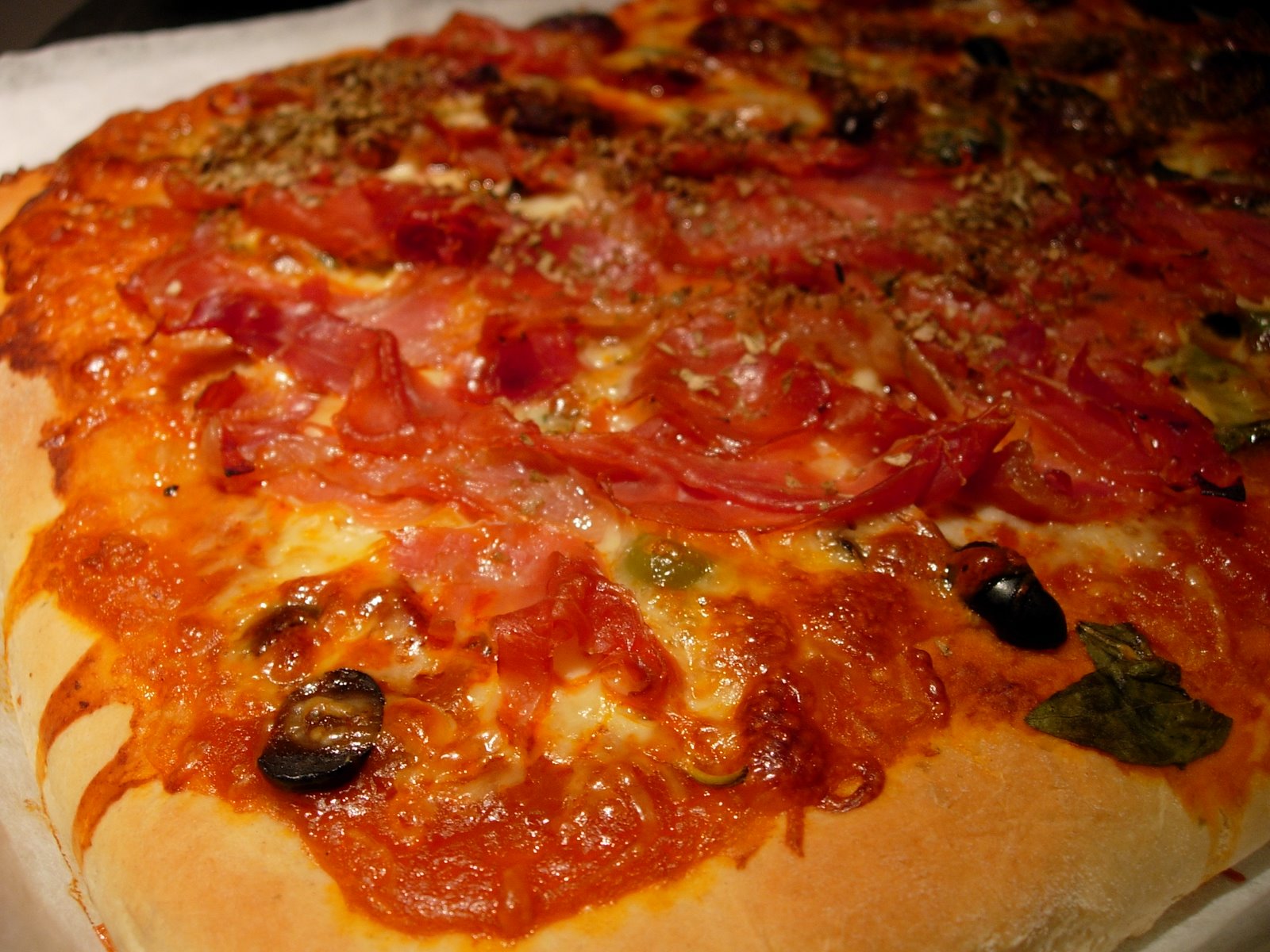 [pizza+de+chouriço+com+mangericão1.JPG]