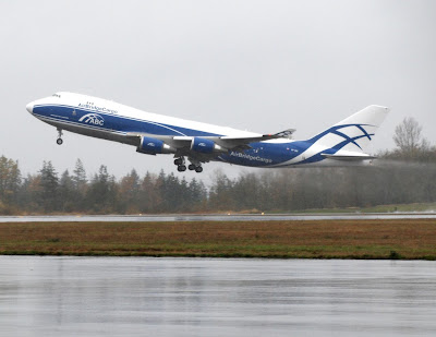 Versión de carga del B-747 despegando