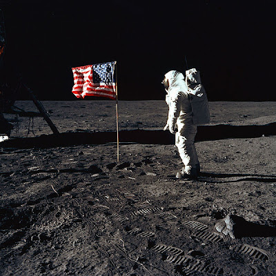 Buzz Aldrin, del Apollo 11, frente a la bandera estadounidense (NASA)