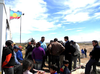 Miembros de la comunidad mapuche Kaxipayiñ bloquearon ayer durante el día el acceso a la central