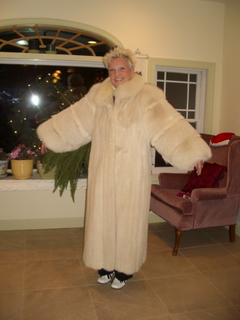 LAFOURRURE2: Biggest fox fur coat
