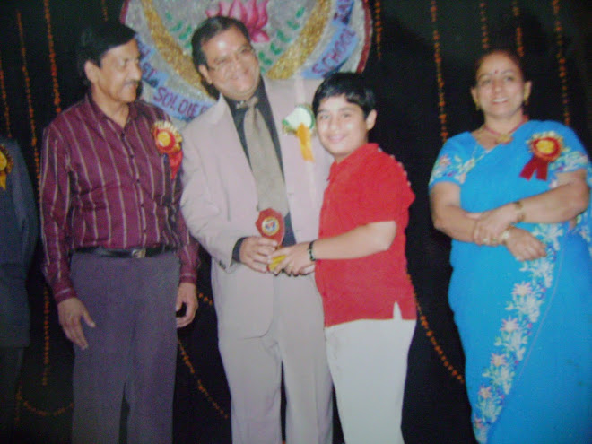 GETTING PRIZE FOR BEST ACTOR IN SKIT