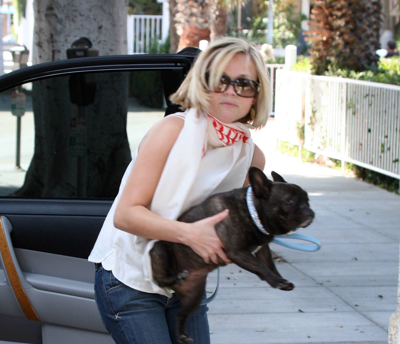 [74400-reese-witherspoon-with-her-bulldog-at-fred-s.jpg]