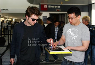 Robert Pattinson Airport on Robert Pattinson Signing Autographs At Lax Airport  On 26th April