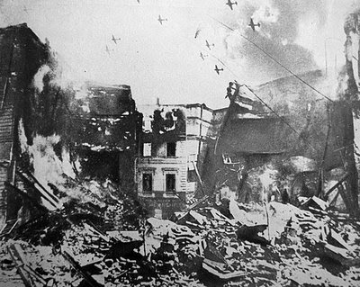 http://2.bp.blogspot.com/_R9NLeq97GZg/SuYohJHJN5I/AAAAAAAAEKk/m2mzLVNPC5c/s400/bombardamente_anglo_americane_1944_bucuresti.jpg