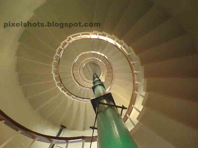 spiral stairways inside the kovalam lighthouse,inside lighthouse photos,what is inside light house,inside kovalam beach lighthouse,lighthouse photos from kerala,visiting lighthouses,tourist spots near beaches,kovalam beach lighthouse,kerala lighthouse technical specifications and names