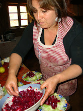 Monica Hormazabal preparando las ensaladas