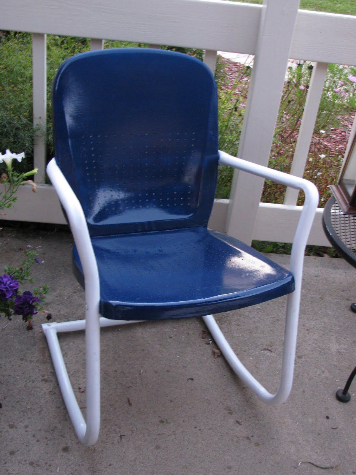 Applestone Cottage Old Metal Lawn Chairs get a new look!