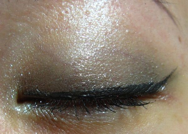 how to apply liquid eyeliner to lower lid