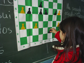 um peão de prata em pé coroado no jogo de xadrez de batalha a