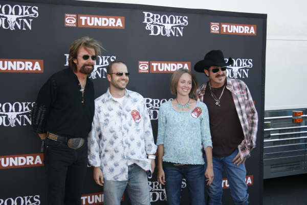 [20080806_august+2008+brooks+and+dunn_3313.JPG]