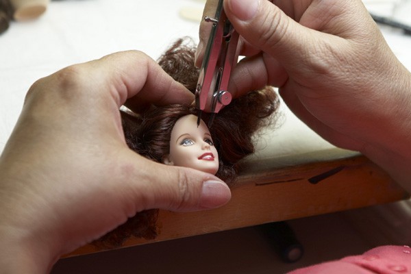 подстриженная барби. включи видео как делают куклы.