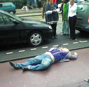 islamkritikern  Theo van Gogh mördad av islamisten Mohammed Bouyeri på öppen gata i Amsterdam 2004