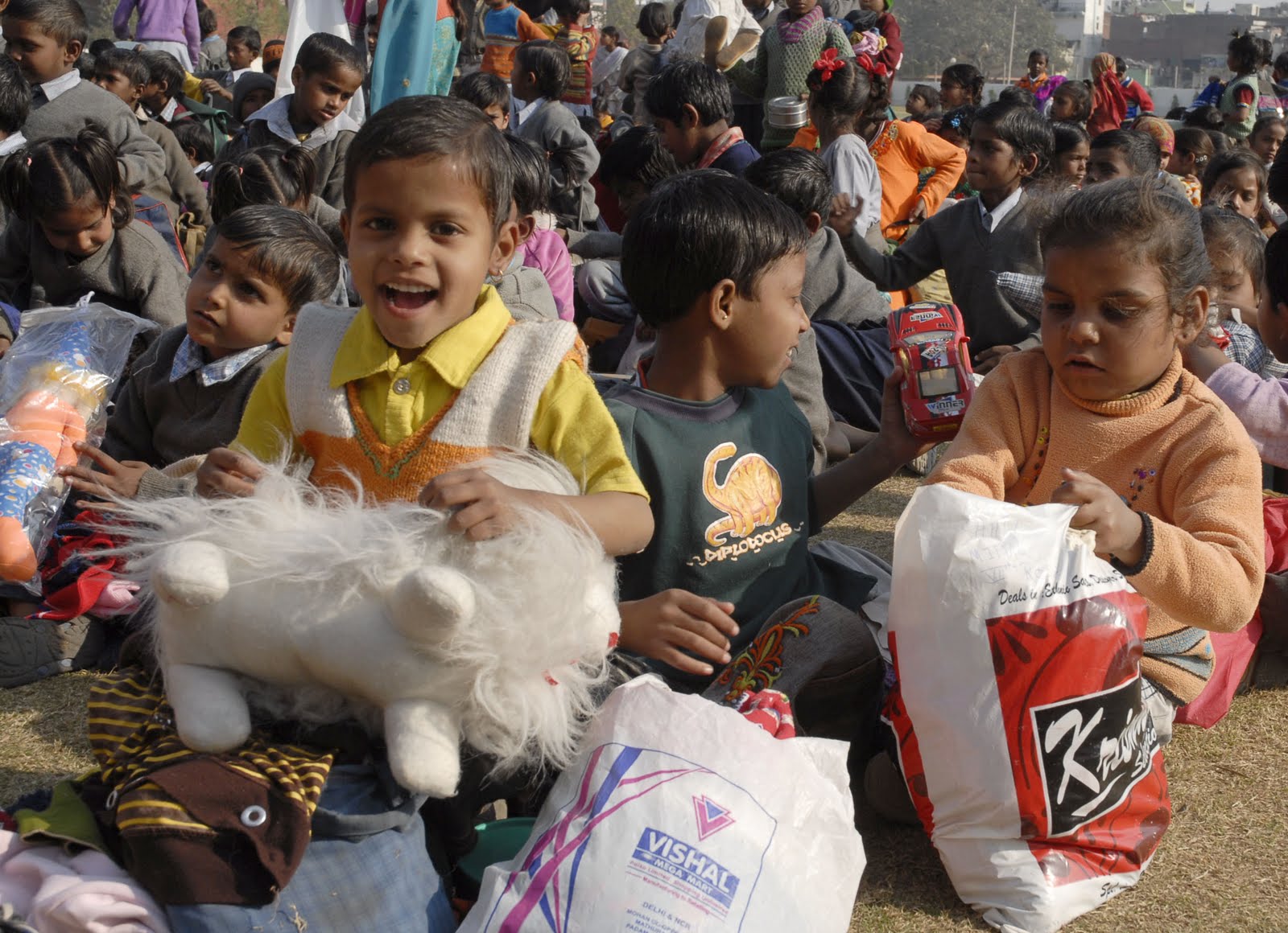 [1+--+HT+Pix++--+Gurukul+School+students+donate+toys+to+needy+children+on+X-mas.jpg]