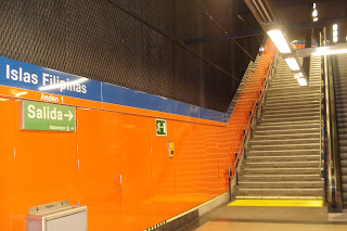 Las escaleras que llevan al Metro