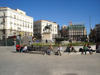 Ni una triste papelera en la Puerta del Sol