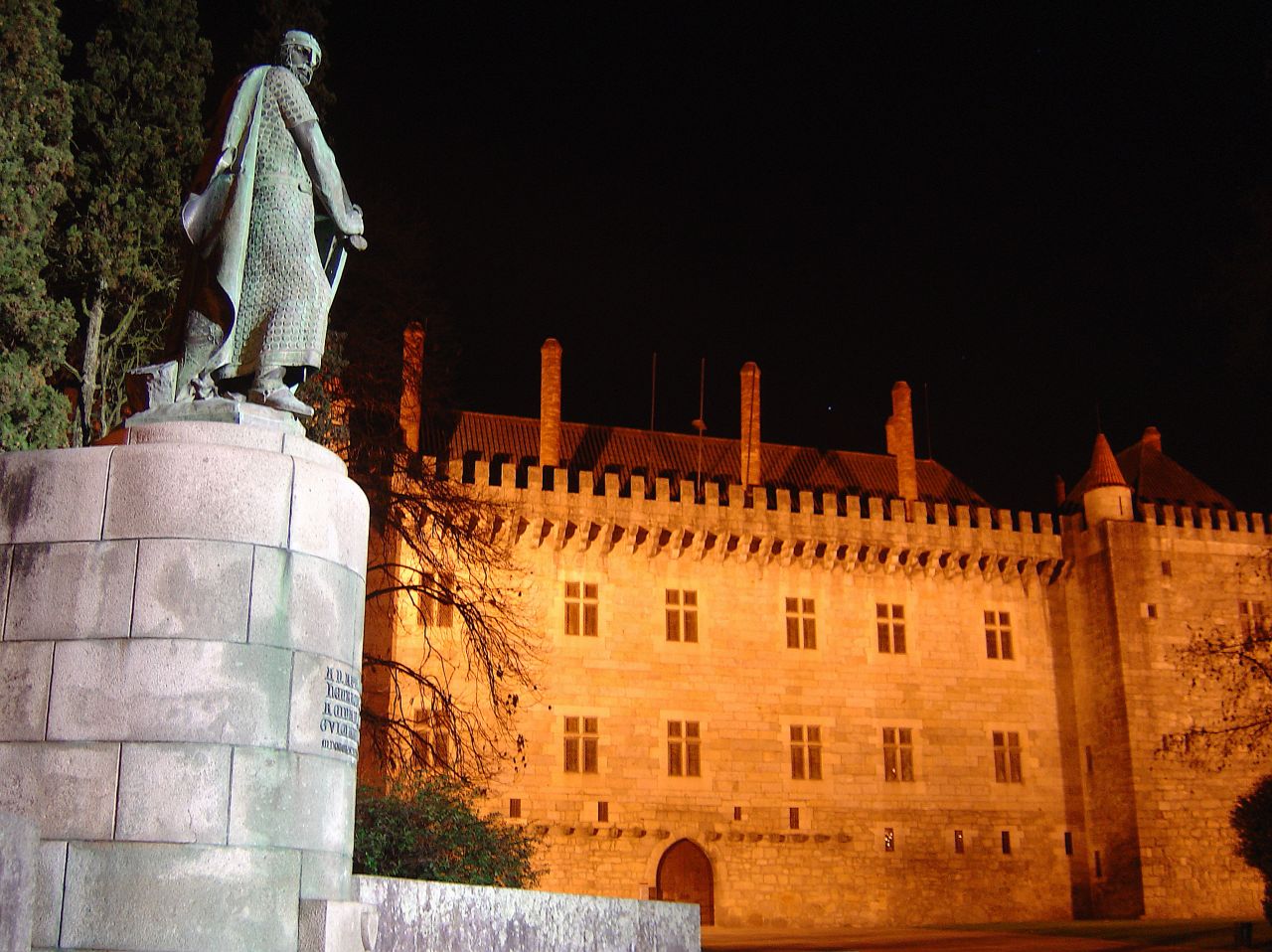 [Paço_Ducal_de_Guimarães_(Portugal).jpg]