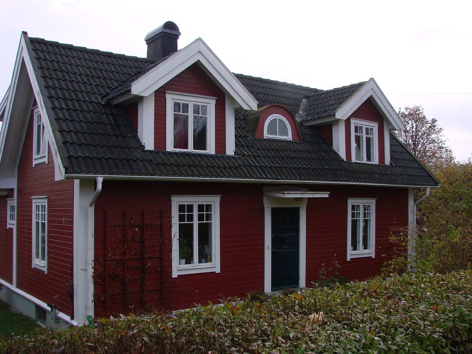 Med ögon känsliga för blått: Veckans hus - rött hus med vita knutar
