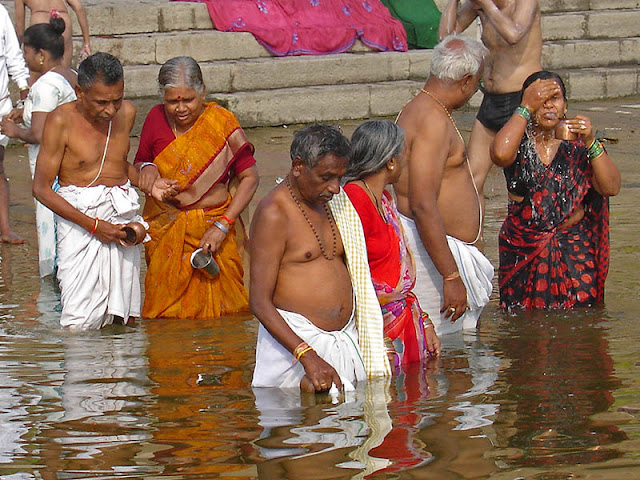 Indiens se baignant dans le Gange à Varanasi, Inde