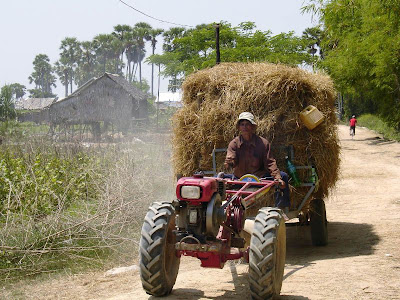 Paysan sur son tracteur au Cambodge