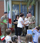 Cerimonia, Il Gen. Biacafarina consegna un'ala della scuola ristrutturata alla scolaresca...