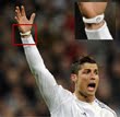 Cristiano ronaldo pun memakai Power balance