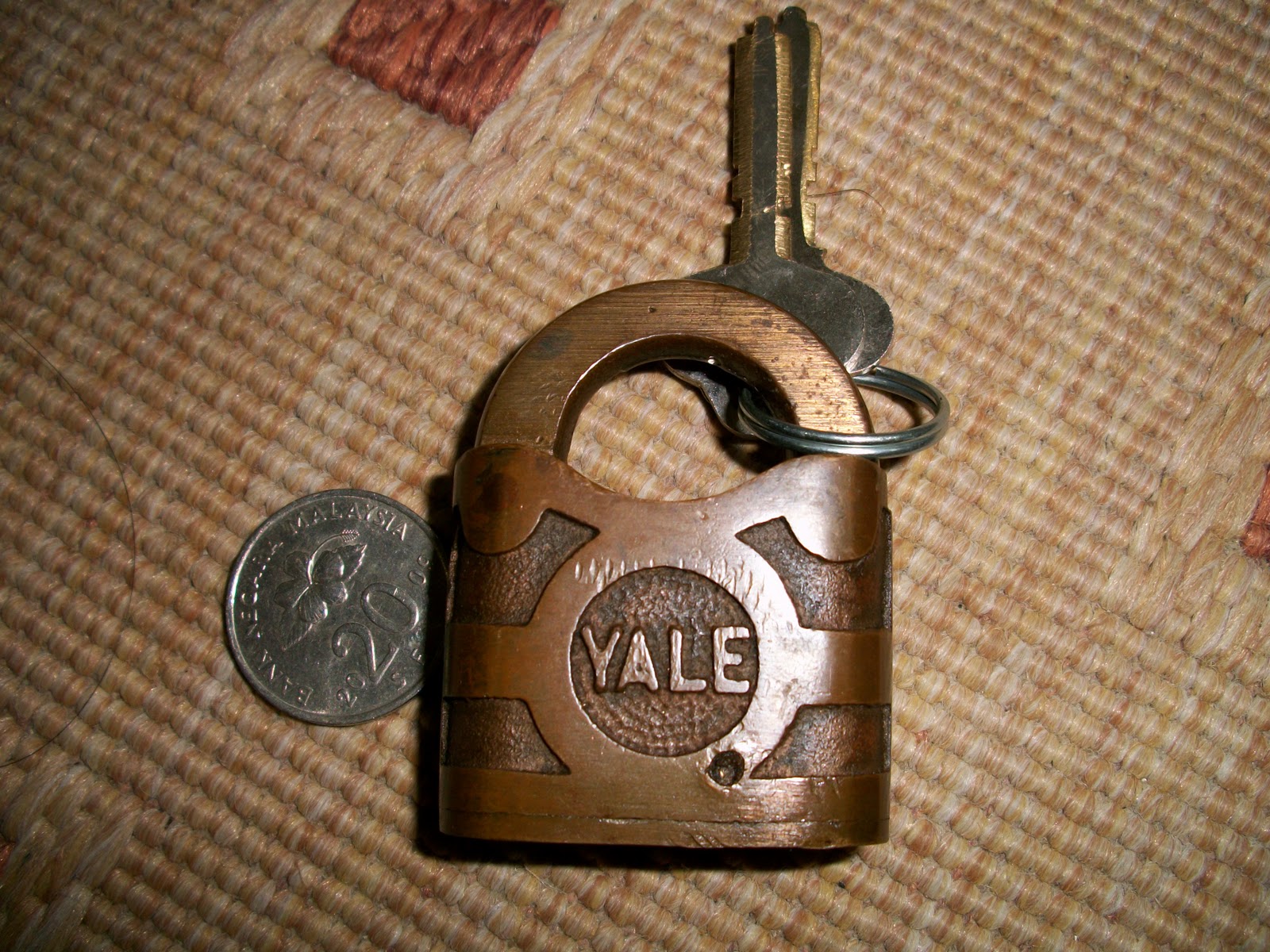 collectible items Yale Brass Pad Lock Antique Old with 2 keys