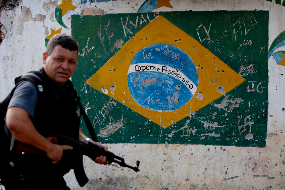 MOMENTOS DE REFLEXÃO: GUERRA NO RIO DE JANEIRO - UMA VISÃO FOTOGRÁFICA