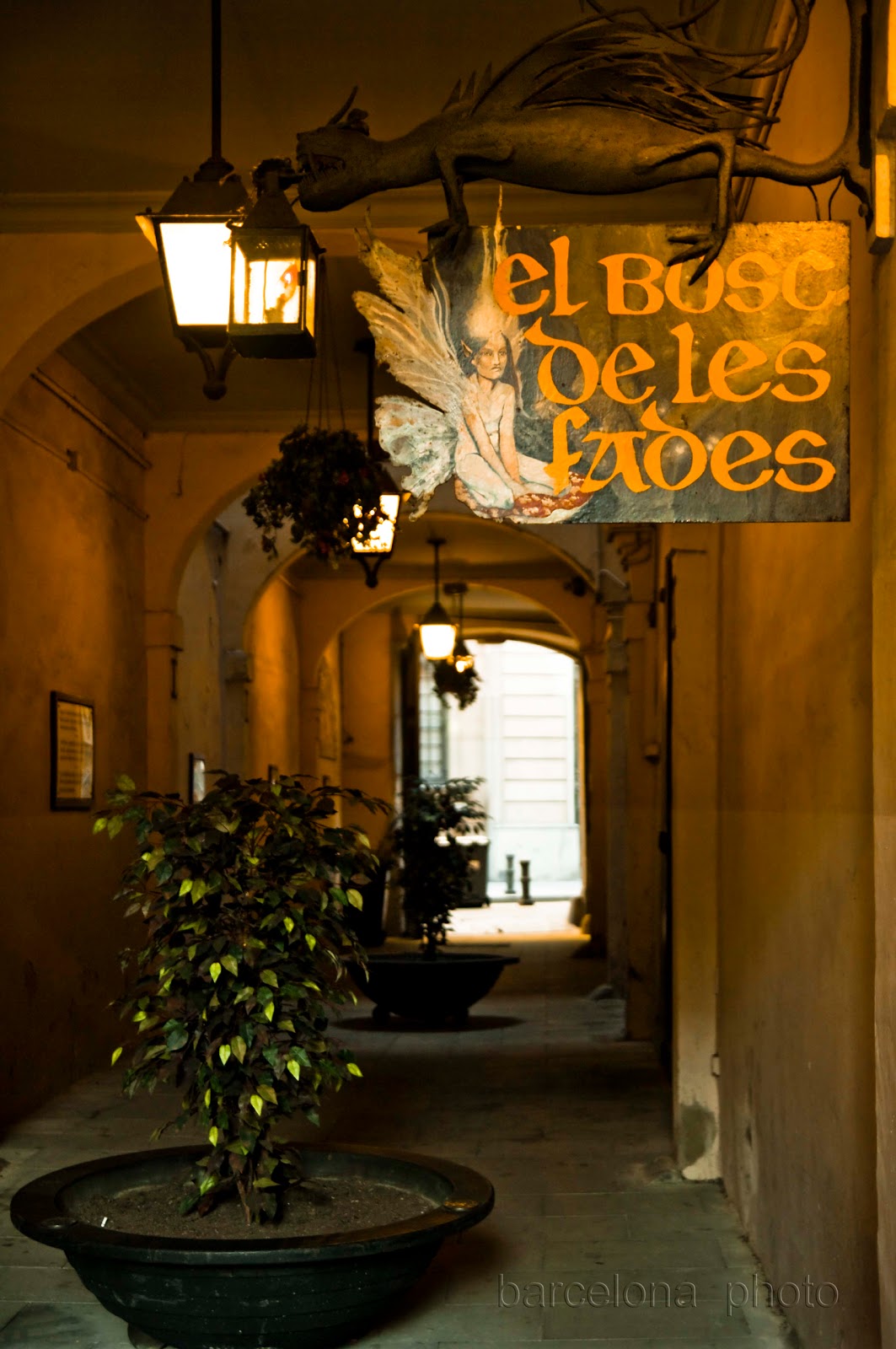 BARCELONA PHOTO EL BOSC DE LES FADES.COCKTAIL BAR MAGIC.LES RAMBLES