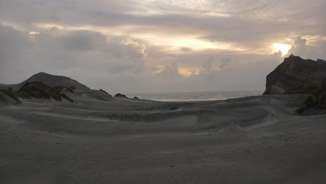 El atardecer en Wharariki beach es espectacular El atardecer en Wharariki beach es espectacular