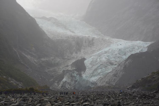 Imagen del glaciar Franz Josef en la West Coast de Nueva Zelanda Comparadas con el glaciar, las personas parecen diminutas hormigas