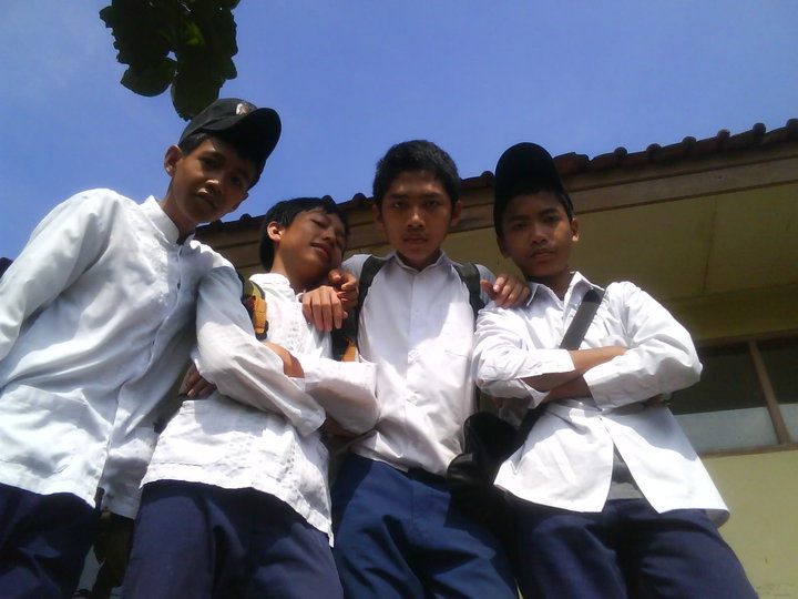 Aditiya DwiTanaya: kenang kenangan di smpn 18 kelas 9b