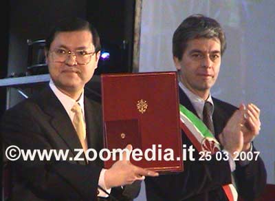 Hiromasa Ikeda riceve onoreficenza dal Sindaco di Firenze