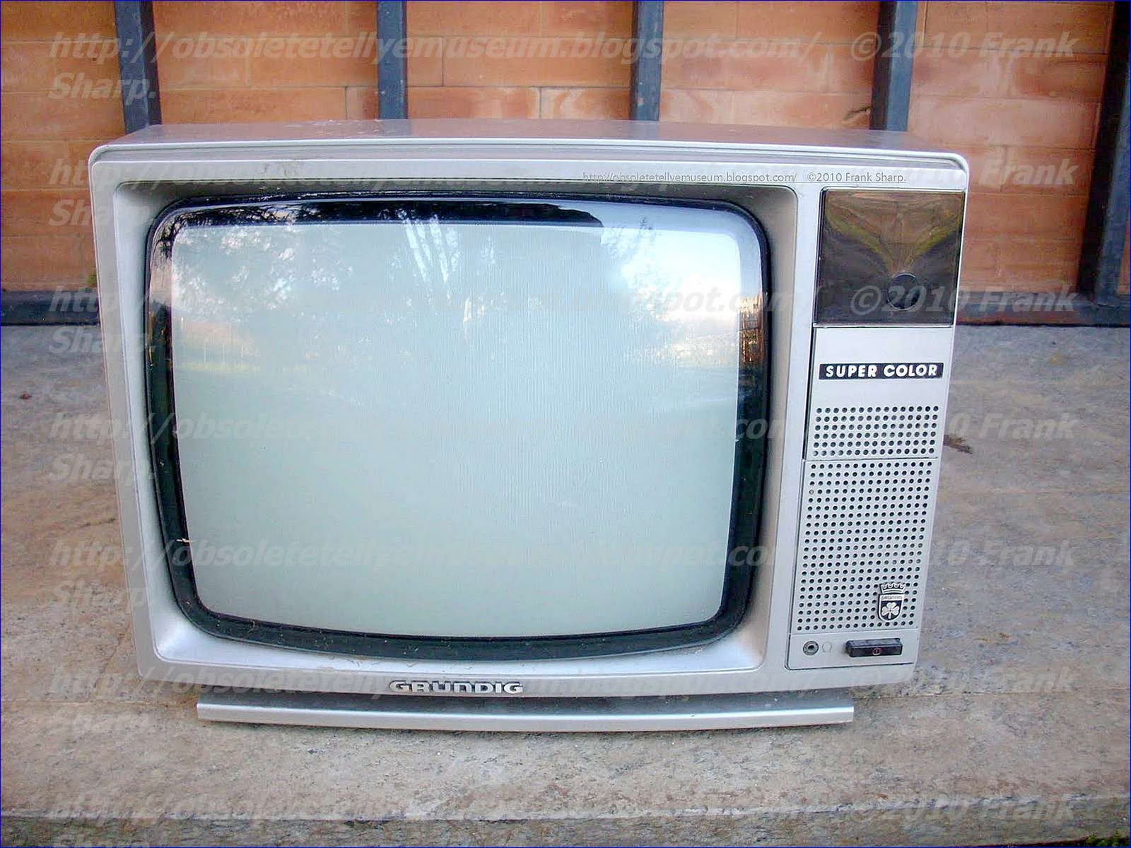 GRUNDIG SUPER COLOR C2404 SERIE F3015 CUC 51KT YEAR 1984.