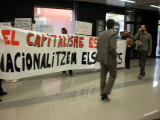 Acció a l'interior d'una oficina bancària a Vilafranca. Foto: EI Penedès