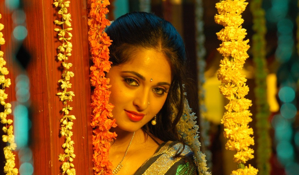 Anushka Shetty In Vedam Hot and Spicy Photos ~ Early Tollywood