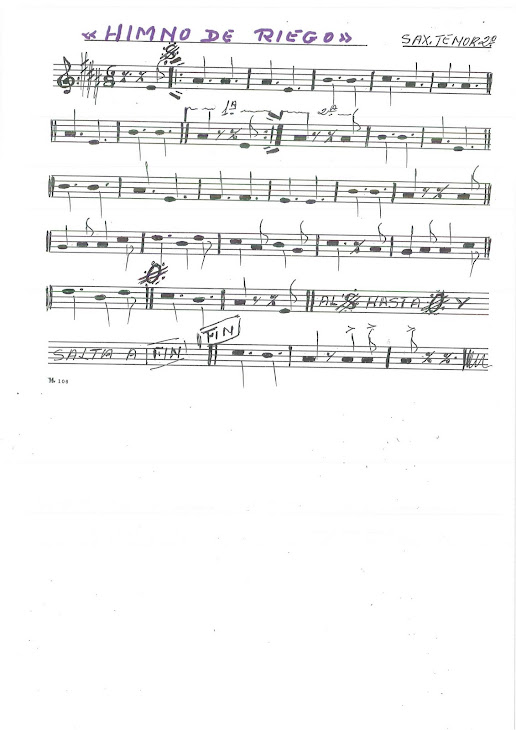 Músico tocando saxofón tenor con partitura del Himno de Riego