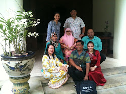 Bergambar kenangan bersama YM Tunku Bakar dan YM Gusti Puteri di kediaman baginda di Istana Pelangi