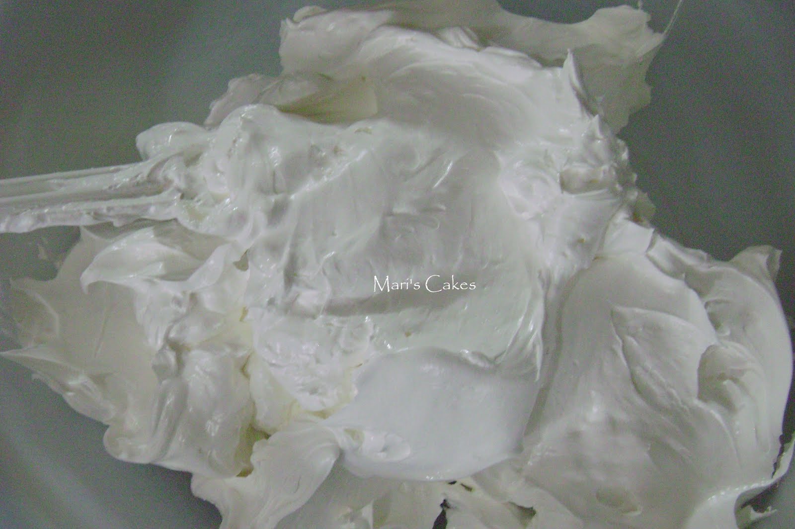 Suspiro, Dominican Frosting or Meringue Mari's Cakes (English)