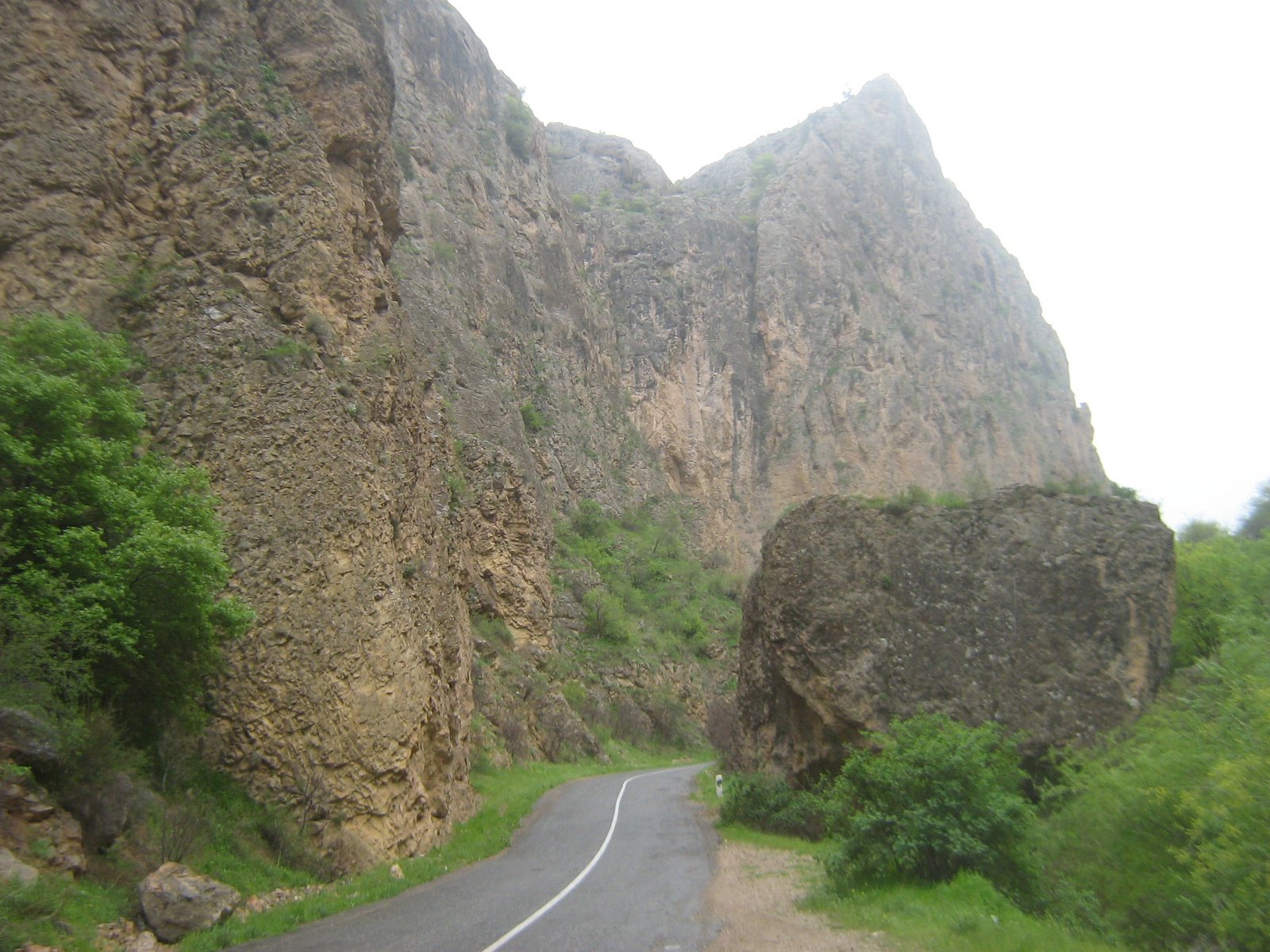 [כבישים+בין+סלעים.JPG]