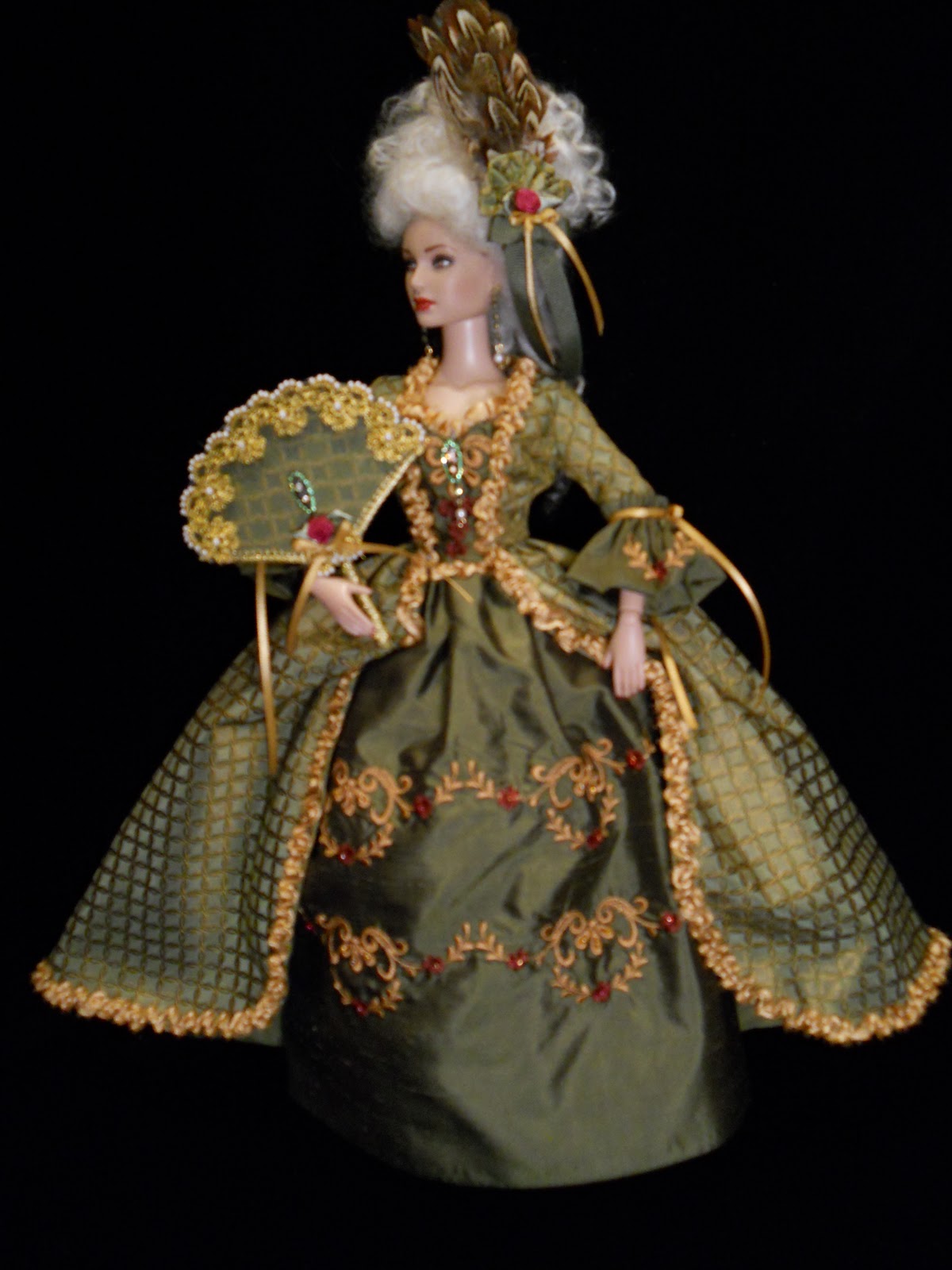 Платье для средней куклы. Куклы в стиле рококо. Платья для кукол. Платье для куклы в стиле 18 века. Куклы в платьях 18 века.