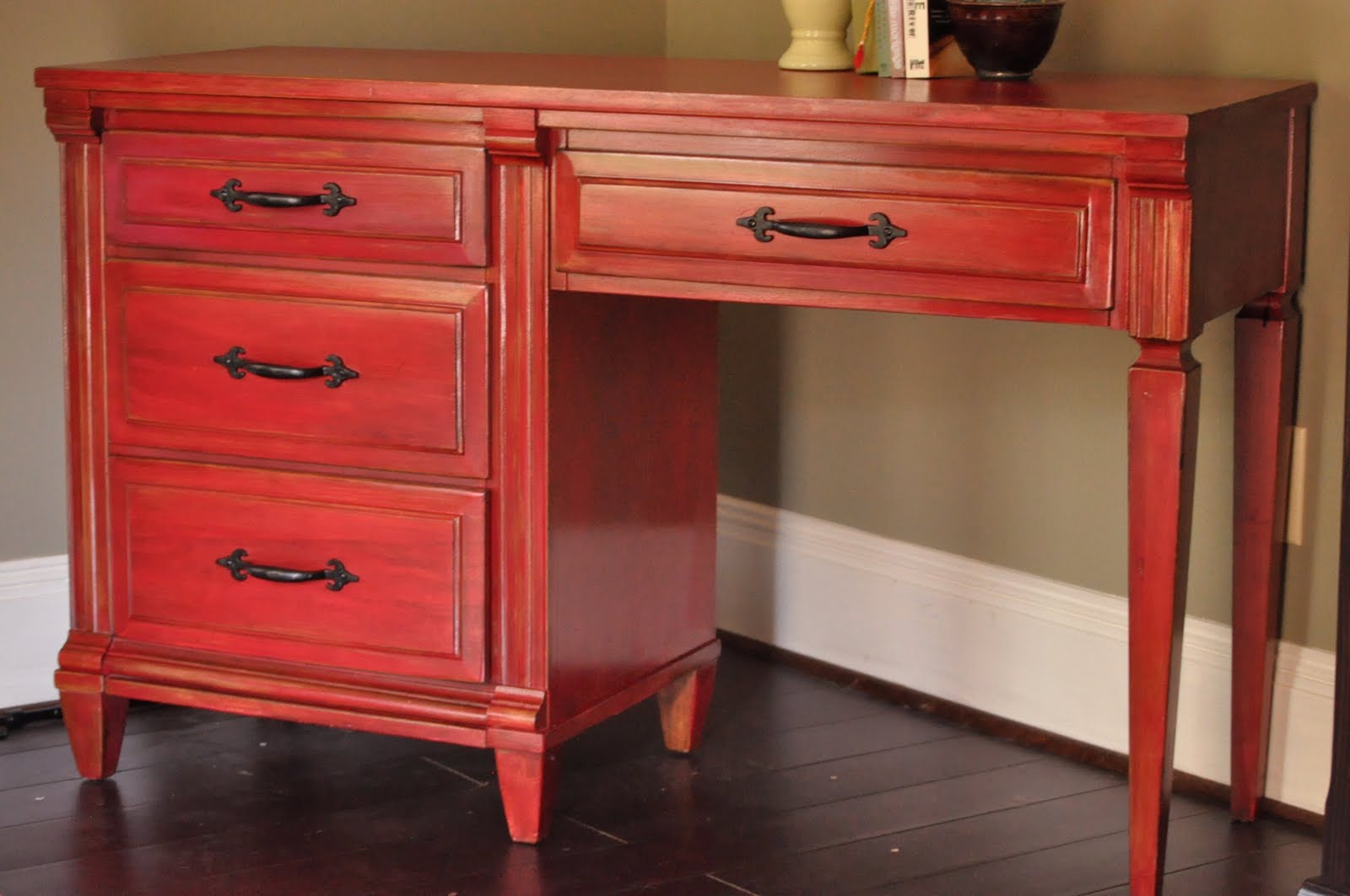 Between Blue and Yellow How to Red desk