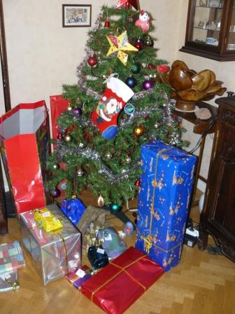 [Christmas+tree+and+gifts.jpg]