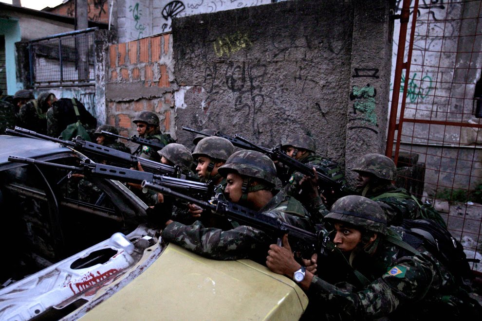[Image: 33-%2Bguerrilha-rio-de-janeiro-favelas-guerra.jpg]