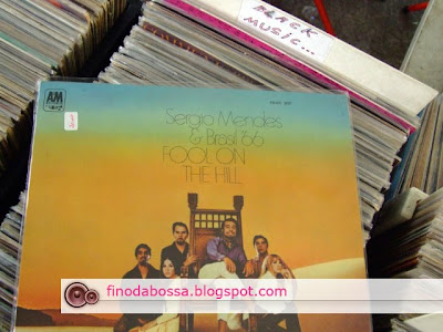 Na praça Benedito Calixto barraca do Diaz você encontrará uma infinidade de discos raros e antigos como este - 1968 - Sergio Mendes e Brasil 66 Fool on the hill 
